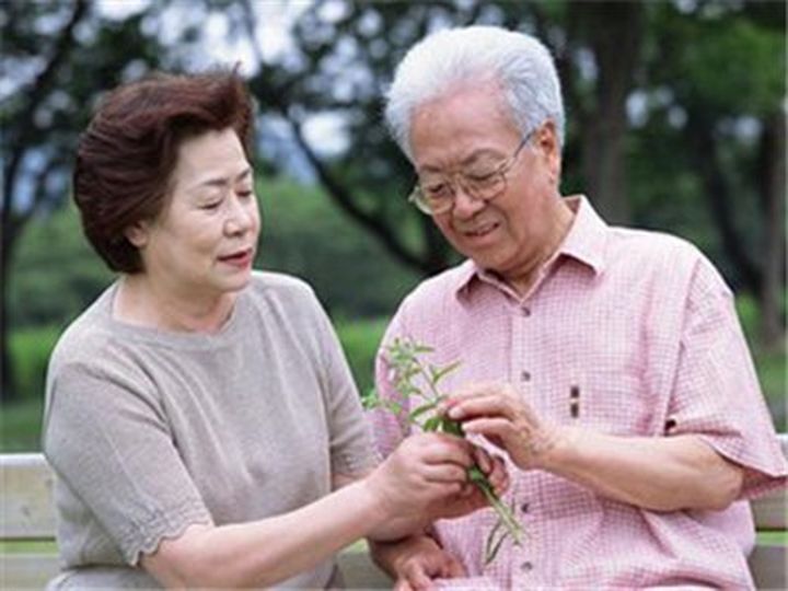 老花鏡科普：老人該如何緩解老花眼？